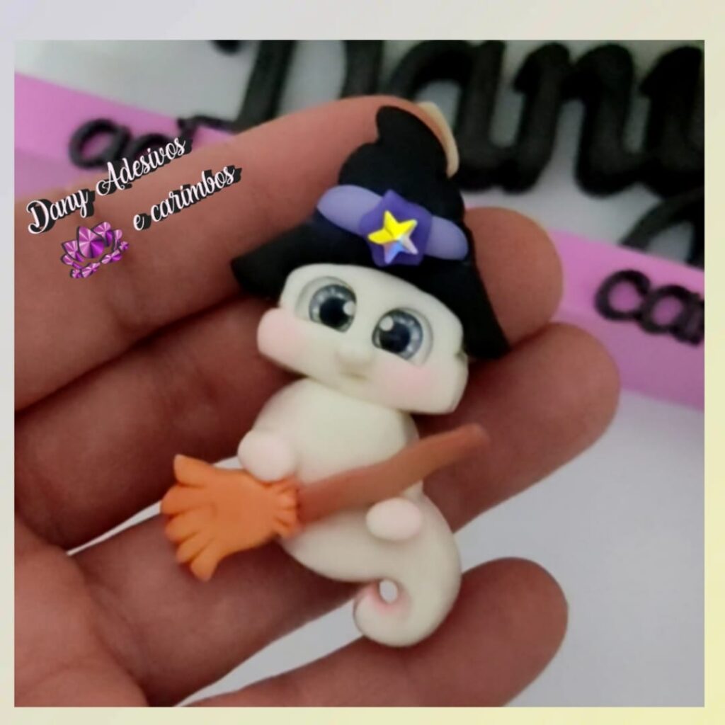 Fantasminha com vassoura (  5,5cm)